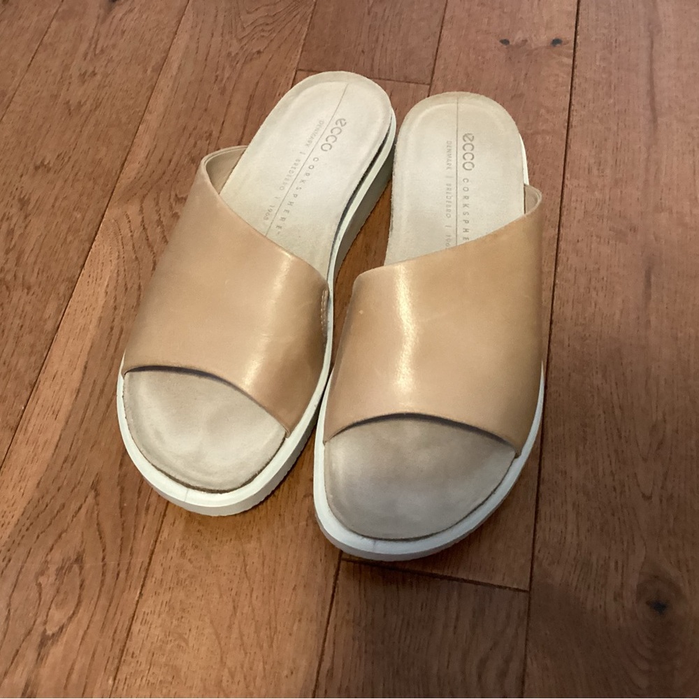 Ecco Women's Tan Leather Corksphere Sandals Size 38.   B6